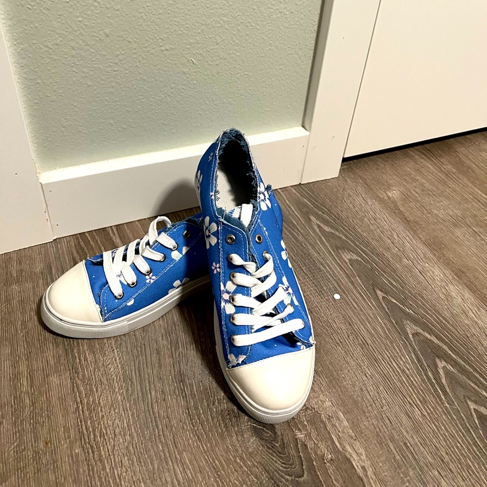 Converse type tennis shoe. Light blue with flower. Size 11 women’s. NWOT